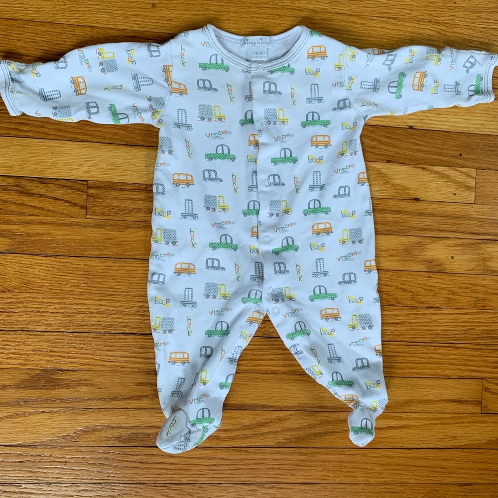 Kissy kissy 0-3m footed sleeper EUC